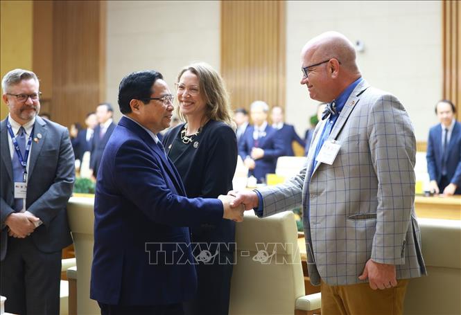 Thủ tướng Phạm Minh Chính với lãnh đạo các trường đại học của Hoa Kỳ sang Việt Nam tham dự Chương trình Hợp tác Học thuật Quốc tế (IAPP). Ảnh: Dương Giang-TTXVN
