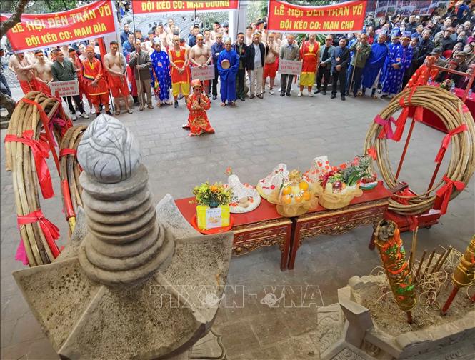 Thực hiện nghi lễ trước khi thi đấu tại Đền Trấn Vũ. Ảnh: Thanh Tùng - TTXVN