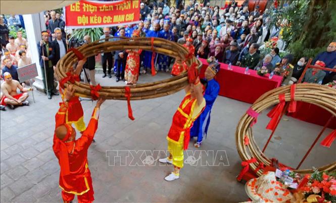 Thực hiện nghi lễ trước khi thi đấu tại Đền Trấn Vũ. Ảnh: Thanh Tùng - TTXVN