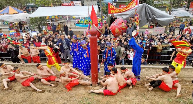 Màn thi đấu gay cấn giữa hai đội thi. Ảnh: Thanh  Tùng - TTXVN