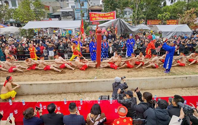 Nghi lễ và thực hành trò chơi Kéo co Ngồi Đền Trấn Vũ diễn ra vào ngày 3/3 âm lịch hàng năm. Ảnh: Thanh Tùng - TTXVN
