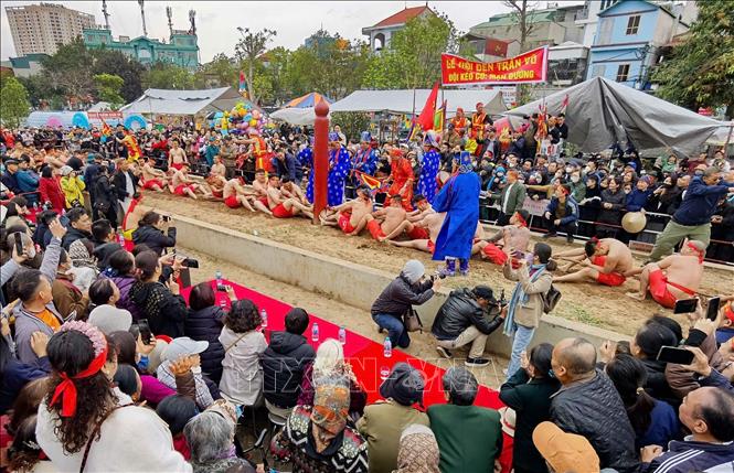 Nghi lễ và thực hành trò chơi Kéo co Ngồi Đền Trấn Vũ thu hút đông người dân đến tham dự và cổ vũ. Ảnh: Thanh Tùng - TTXVN