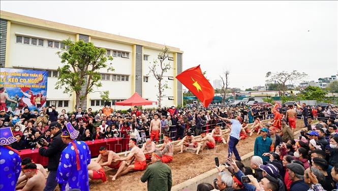 Nghi lễ và thực hành trò chơi Kéo co Ngồi Đền Trấn Vũ thu hút đông người dân đến tham dự và cổ vũ. Ảnh: Khánh Hoà - TTXVN