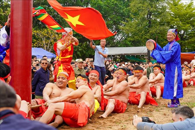 Nghi lễ và thực hành trò chơi Kéo co Ngồi Đền Trấn Vũ diễn ra vào ngày 3/3 âm lịch hàng năm. Ảnh: Khánh Hoà - TTXVN