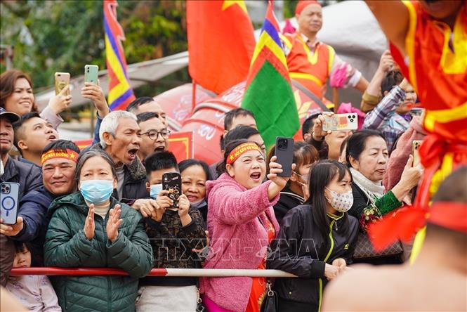 Rất đông người dân đến cổ vũ các đội thi. Ảnh: Khánh Hoà - TTXVN
