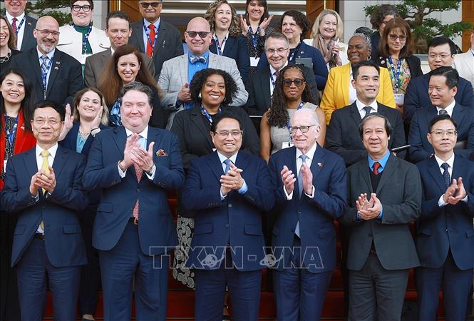 Thủ tướng Phạm Minh Chính với lãnh đạo các trường đại học của Hoa Kỳ sang Việt Nam tham dự Chương trình Hợp tác Học thuật Quốc tế (IAPP). Ảnh: Dương Giang-TTXVN
