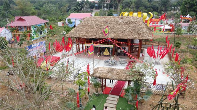 A cultural house in Ha Hoa district, Phu Tho province serves tourists who come to offer incense and attend festivals at the Hung Kings Temple historical relic site. VNA Photo: Tạ Toàn