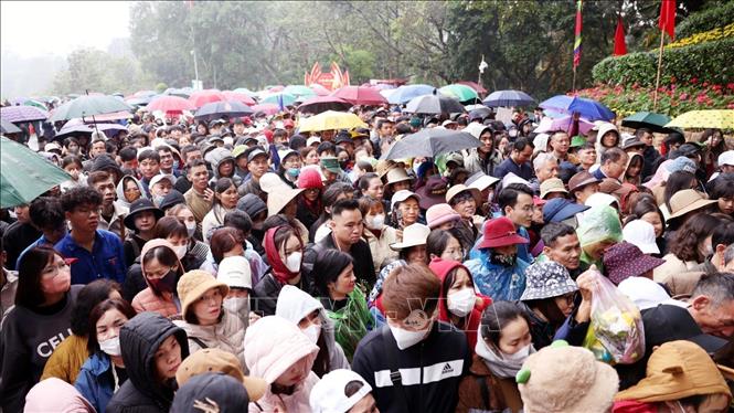 People flock to the Hung Kings Temple historical site to offer incense to the founders of Vietnam. VNA Photo: Tạ Toàn