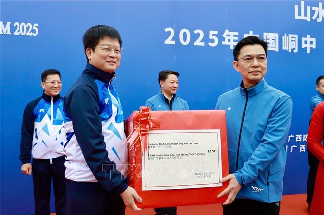 Lãnh đạo huyện Bình Liêu tặng quà cho đoàn vận động nước bạn. Ảnh: Thanh Tùng/TTXVN  phát