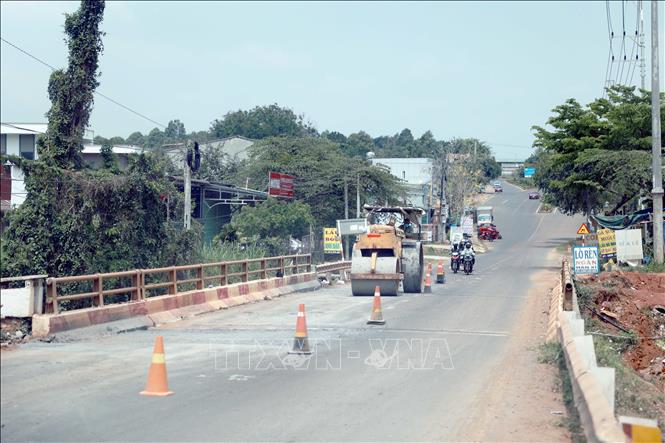 Nhà thầu sửa chữa, gia cố một đoạn trên Quốc lộ 28, đoạn qua thành phố Gia Nghĩa, tỉnh Đắk Nông. Ảnh: Ngọc Minh – TTXVN