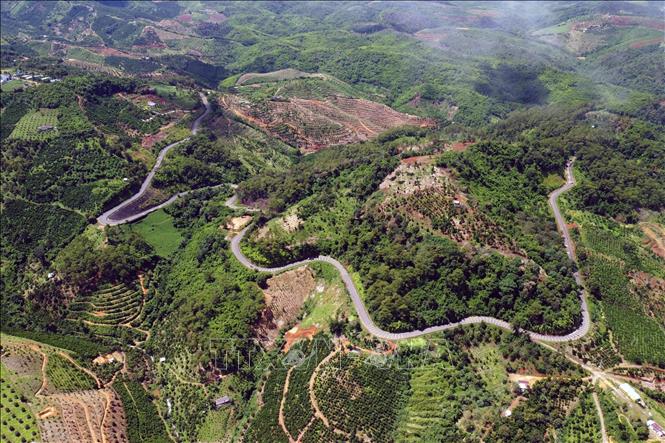 Quốc lộ 28 đoạn qua xã Quảng Khê, huyện Đắk Glong, tỉnh Đắk Nông. Ảnh: TTXVN phát