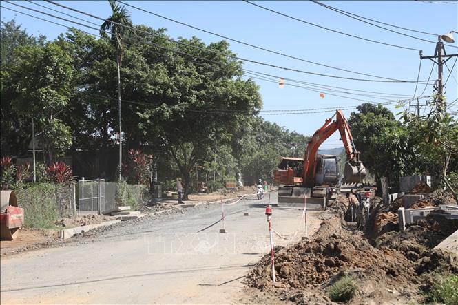 Sửa chữa 1 đoạn của Quốc lộ 28 qua xã Quảng Phú, huyện Krông Nô, tỉnh Đắk Nông vào tháng 8/2024. Ảnh: TTXVN phát