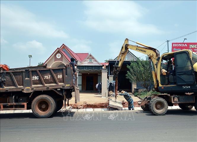 Việc cải tạo, sửa chữa Quốc lộ 28 giúp đảm bảo việc lưu thông giữa 3 huyện, thành phố của tỉnh Đắk Nông và kết nối với tỉnh Lâm Đồng. Ảnh: Ngọc Minh – TTXVN