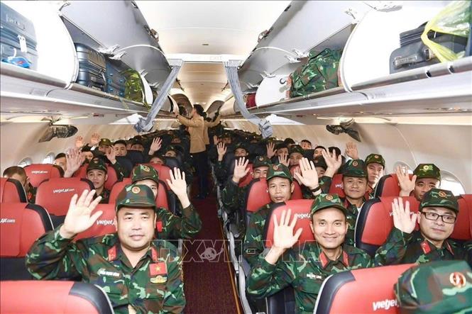Lực lượng cứu hộ, cứu nạn của Bộ Công an và Bộ Quốc phòng khởi hành trên chuyến bay Vietjet từ Hà Nội đến Yangon, Myanmar. Ảnh: TTXVN phát