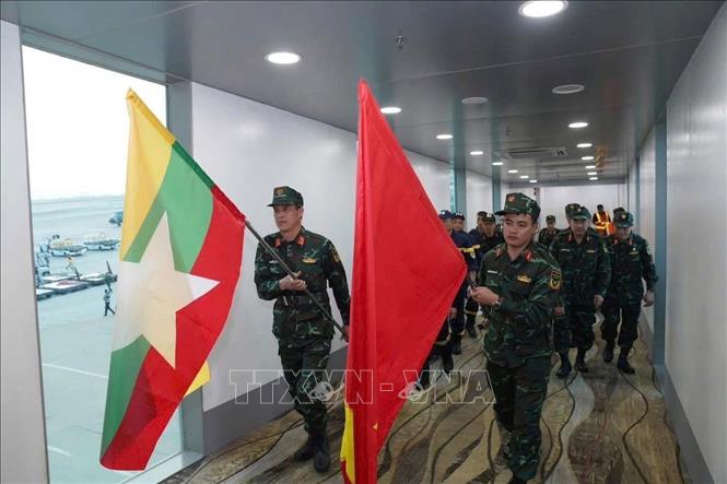 Các chiến sĩ công an và quân đội Việt Nam tại sân bay Yangon. Ảnh: TTXVN phát