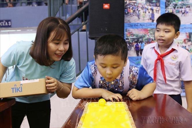 Nhân viên Mạng lưới tự kỷ Việt Nam hướng dẫn trẻ tự kỷ tham gia các trò chơi thực hành hòa nhập cộng đồng tại Ngày hội tri ân giáo viên trẻ tự kỷ (16/11/2019). Ảnh: Thanh Vũ - TTXVN