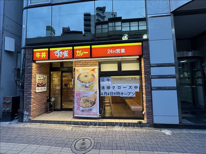 Một cửa hàng Sukiya ở thủ đô Tokyo đóng cửa từ sáng ngày 31/3. Ảnh: Phạm Tuân-PV TTXVN tại Nhật Bản
