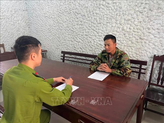 Lực lượng công an lấy lời khai từ đối tượng cung cấp ma túy. Ảnh: TTXVN phát