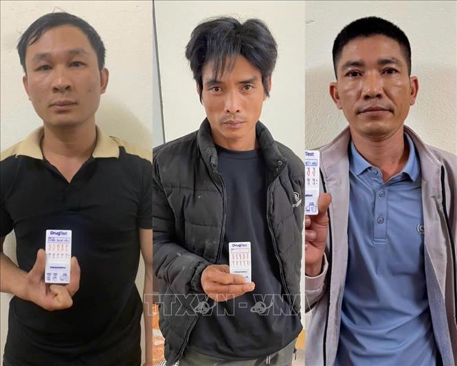 Các đối tượng sử dụng ma túy bị bắt. Ảnh: TTXVN phát