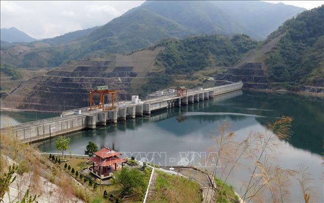 Đập thuỷ điện Lai Châu có quy mô rộng lớn, có nhiệm vụ chính là điều tiết dòng chảy, cắt, giảm lũ, cung cấp nước về mùa khô cho đồng bằng Bắc Bộ và góp phần phát triển kinh tế - xã hội vùng Tây Bắc. Ảnh: Quốc Khánh - TTXVN