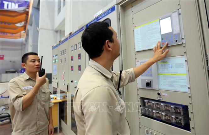 Công nhân nhà máy túc trực 24/24h tại khu vực vận hành gian máy. Ảnh: Quốc Khánh – TTXVN