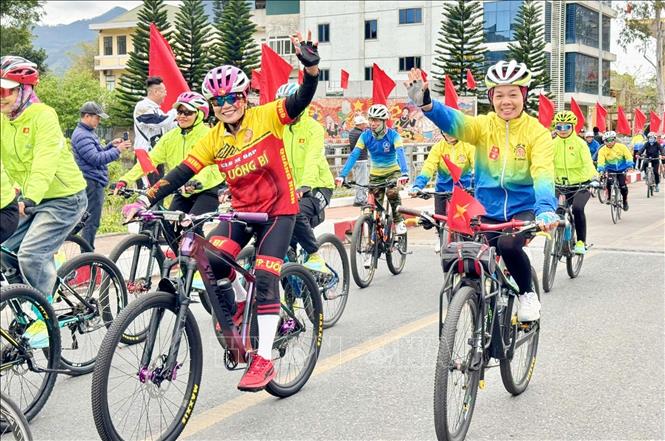A Vietnam – China cross-border cycling race takes place in the northern province of Quang Ninh on March 31, attracting about 300 cyclists from both countries. Photo: Thanh Tùng/VNA