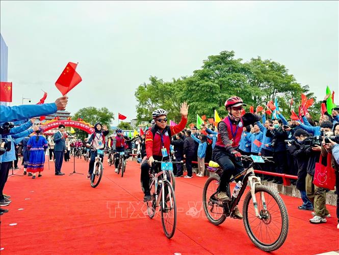 A Vietnam – China cross-border cycling race takes place in the northern province of Quang Ninh on March 31, attracting about 300 cyclists from both countries. Photo: Thanh Tùng/VNA