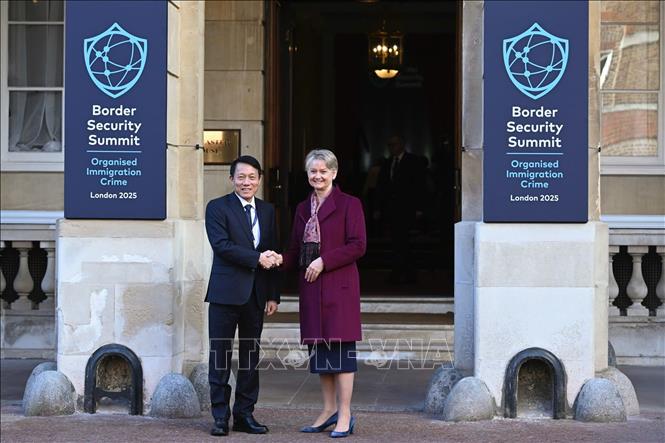 Bộ trưởng Nội vụ Anh Yvette Cooper chào đón Bộ trưởng Bộ Công an Lương Tam Quang (trái) tham dự Hội nghị. Ảnh: TTXVN phát