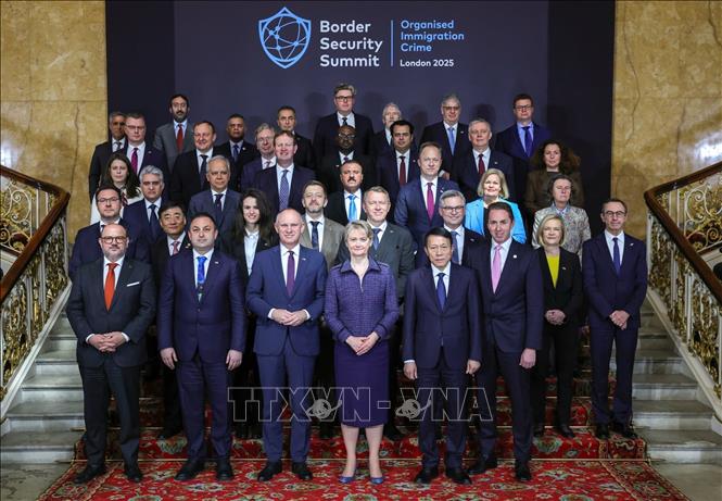 Các đại biểu tham dự Hội nghị chụp ảnh lưu niệm tại Lancaster House. Ảnh: TTXVN phát