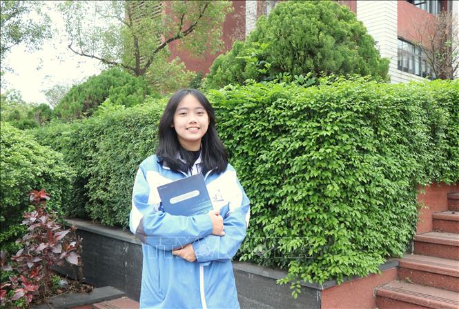 Nữ sinh Trường THPT Chuyên Bắc Ninh Trương Thanh Xuân luôn lạc quan trên hành trình chinh phục tri thức. Ảnh: Thanh Thương- TTXVN