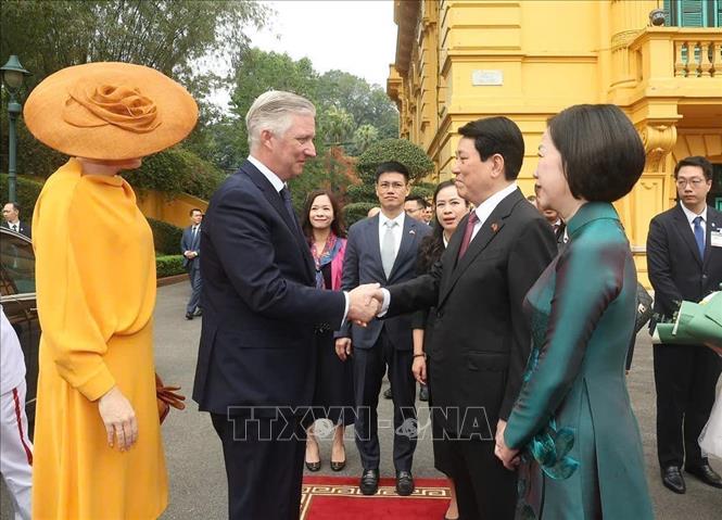 State President Luong Cuong and his spouse welcome Belgian King Philippe and Queen Mathilde. VNA Photo: Lâm Khánh 