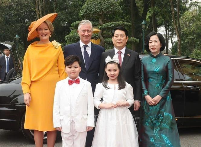 State President Luong Cuong and his spouse welcome Belgian King Philippe and Queen Mathilde. VNA Photo: Lâm Khánh 
