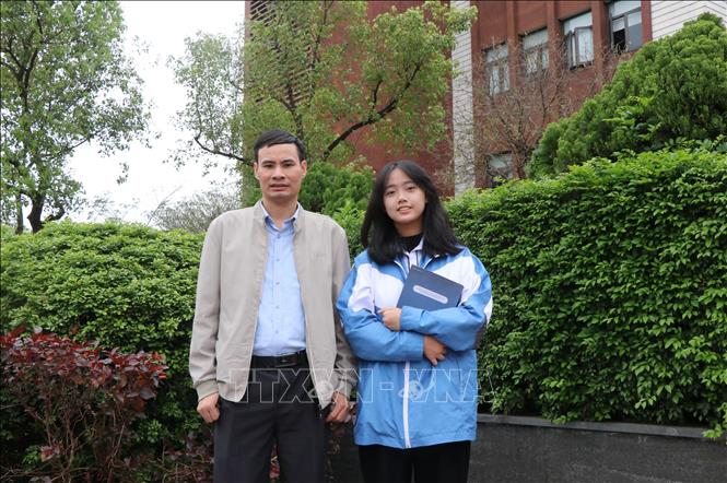 Thầy Lê Đăng Điển, giáo viên Toán trường THPT Chuyên Bắc Ninh và em Trương Thanh Xuân. Ảnh: Thanh Thương - TTXVN