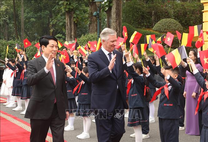 Children of Hanoi welcome State President Luong Cuong and Belgian King Philippe. VNA Photo: Lâm Khánh 