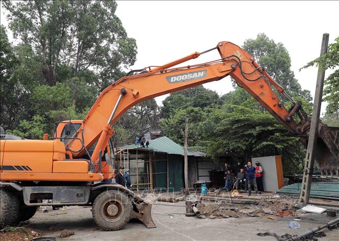 Lực lượng chức năng UBND thành phố Vĩnh Yên tổ chức tháo dỡ công trình hộ ông Nguyễn Văn Báu ở phường Liên Bảo. Ảnh: Hoàng Hùng – TTXVN