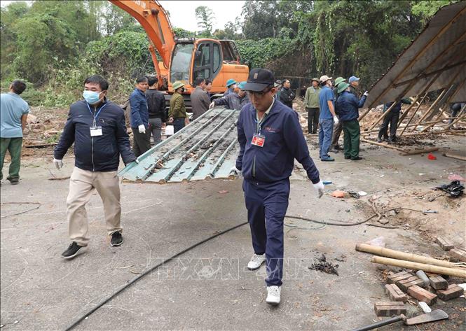 Lực lượng chức năng UBND thành phố Vĩnh Yên tổ chức tháo dỡ công trình hộ ông Nguyễn Văn Báu ở phường Liên Bảo. Ảnh: Hoàng Hùng – TTXVN