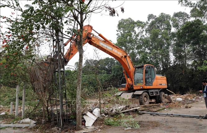 Lực lượng chức năng UBND thành phố Vĩnh Yên tổ chức tháo dỡ công trình hộ ông Nguyễn Văn Báu ở phường Liên Bảo. Ảnh: Hoàng Hùng – TTXVN