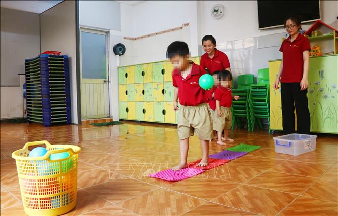 Trẻ bị rối loạn phổ tự kỷ được can thiệp về lời nói, vận động và cử chỉ tại Trung tâm Can thiệp và trị liệu tâm lý EMH. Ảnh: Lê Xuân-TTXVN
