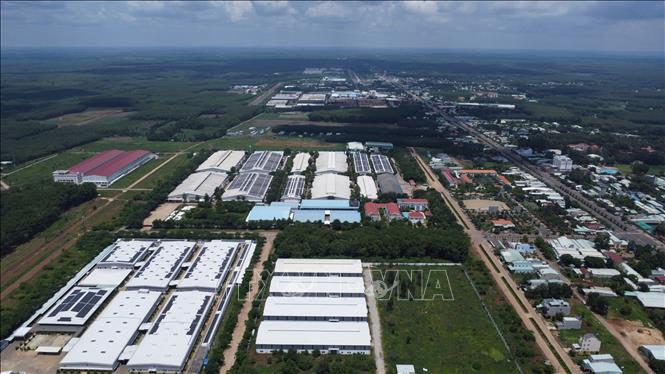 Khu công nghiệp Đồng Xoài II nằm tại phường Tiến Thành, thành phố Đồng Xoài, tỉnh Bình Phước, có vị trí giao thông thuận lợi, thuộc vùng cửa ngõ giao thương quan trọng giữa Đông Nam Bộ và miền Trung Tây nguyên. Ảnh: Nhật Bình – TTXVN 