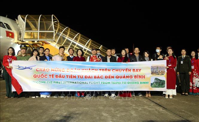The first passengers from Taipei land at the Dong Hoi airport. VNA Photo: Tá Chuyên 