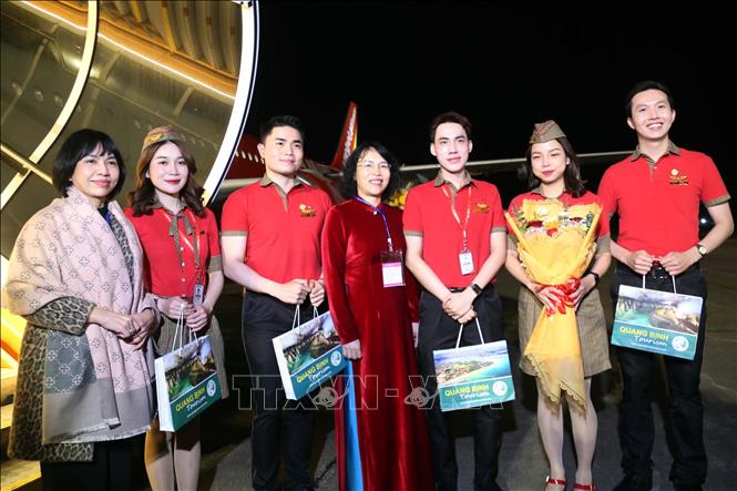 The local authorities of Quang Binh meets with Vietjet crew Dong Hoi airport. VNA Photo: Tá Chuyên 