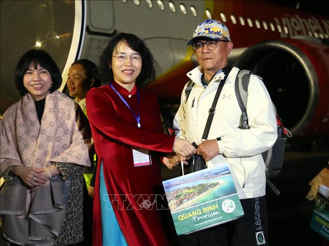The first passengers from Taipei are welcomed at the Dong Hoi airport. VNA Photo: Tá Chuyên 