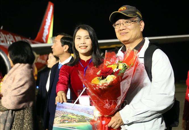 The first passengers from Taipei are welcomed at the Dong Hoi airport. VNA Photo: Tá Chuyên 