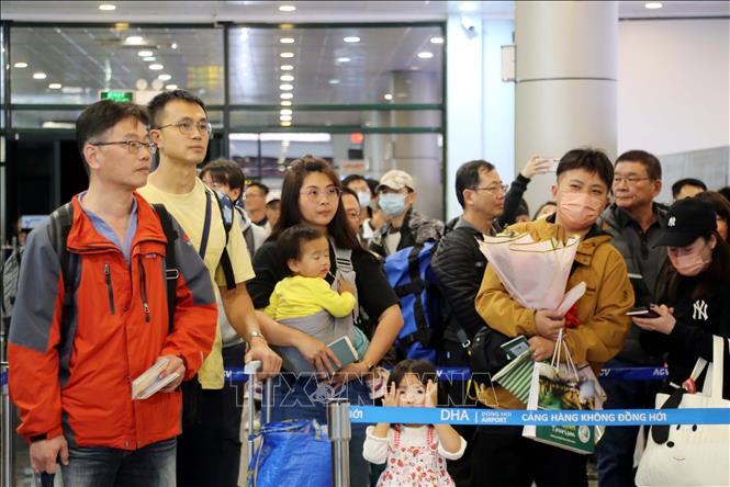 The first passengers from Taipei are welcomed at the Dong Hoi airport. VNA Photo: Tá Chuyên 