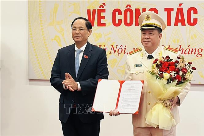 Phó Chủ tịch Quốc hội Trần Quang Phương trao Nghị quyết của Ủy ban Thường vụ Quốc hội phê chuẩn chức Phó Chủ nhiệm Ủy ban Quốc phòng, An ninh và Đối ngoại của Quốc hội khóa XV đối với Thiếu tướng Nguyễn Quốc Hùng. Ảnh: Việt Đức – TTXVN