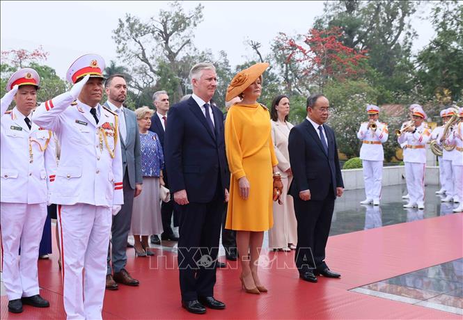 Nhà Vua Vương quốc Bỉ Philippe và Hoàng hậu Mathilde tưởng niệm các Anh hùng liệt sĩ. Ảnh: An Đăng - TTXVN