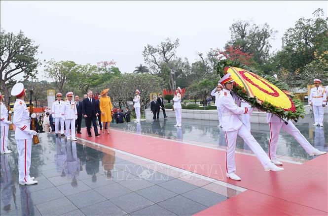 Nhà Vua Vương quốc Bỉ Philippe và Hoàng hậu Mathilde đến đặt vòng hoa tại Đài tưởng niệm các Anh hùng liệt sĩ. Ảnh: An Đăng - TTXVN