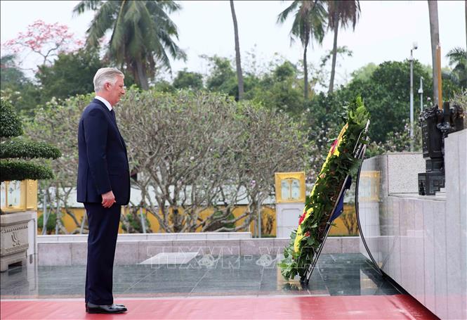 Nhà Vua Vương quốc Bỉ Philippe và Hoàng hậu Mathilde đến đặt vòng hoa tại Đài tưởng niệm các Anh hùng liệt sĩ. Ảnh: An Đăng - TTXVN