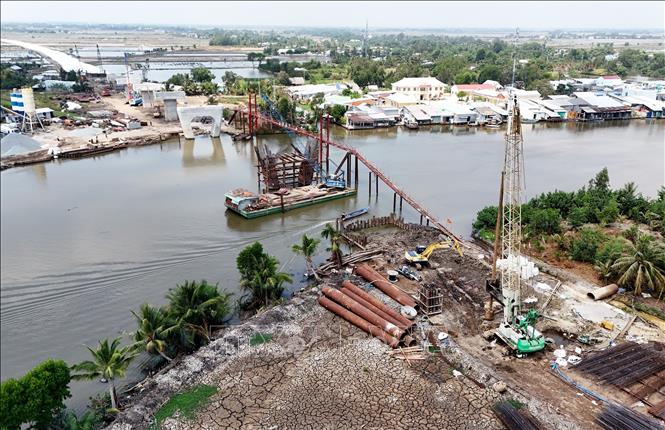 Thi công cầu Chắc Băng (nối 2 tỉnh Kiên Giang và Bạc Liêu) thuộc dự án đường Hồ Chí Minh đoạn Gò Quao - Vĩnh Thuận. Ảnh: Hồng Đạt - TTXVN 