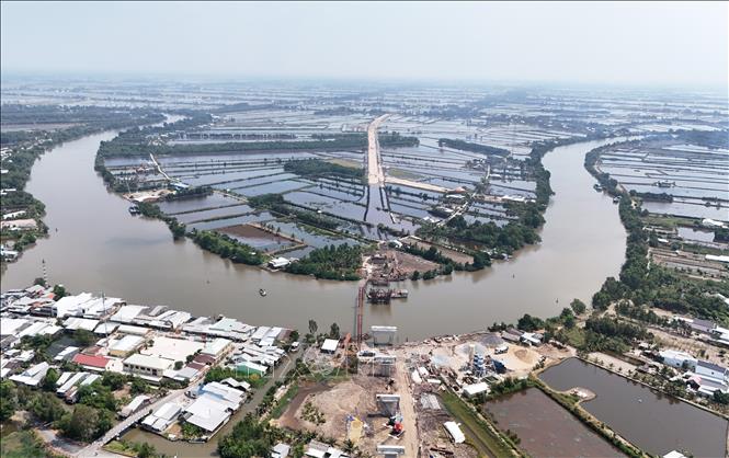 Dự án đường Hồ Chí Minh đoạn Gò Quao - Vĩnh Thuận dự kiến hoàn thành cơ bản vào cuối năm 2025. Ảnh: Hồng Đạt - TTXVN  